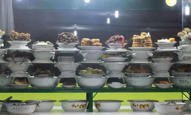 Sambel Ijo Warung Makan Ijo: Kenikmatan yang Menggigit Jiwa di Cilacap